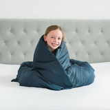 Hugged® Bambus junior sengetøj 100x140 cm - Navy blå